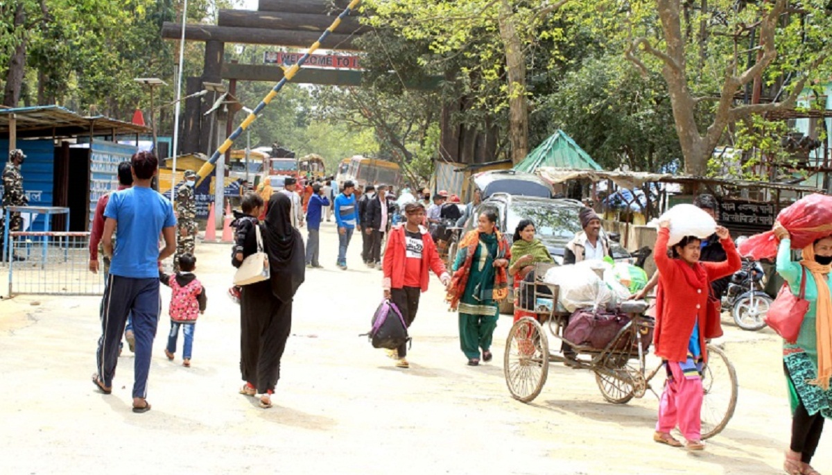 दसैँ मनाउन घर फर्किएका नेपालीहरू दशै नसकिदै भारत जान थाले